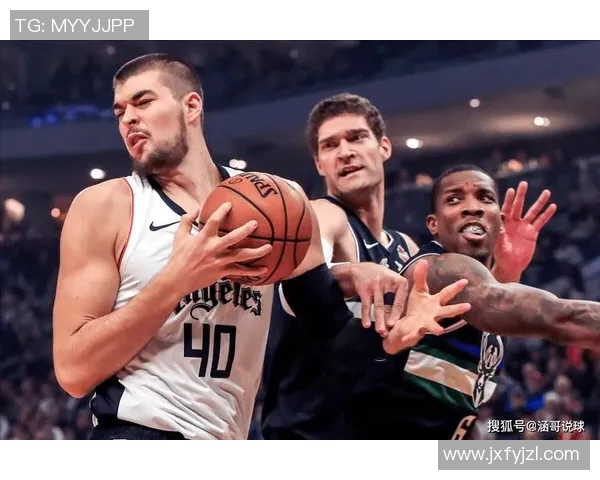 布鲁克洛佩斯的篮球之路与职业生涯精彩瞬间回顾